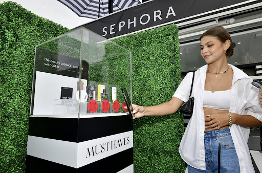 Egy nő Sephora QR-kódját olvassa be okostelefonnal