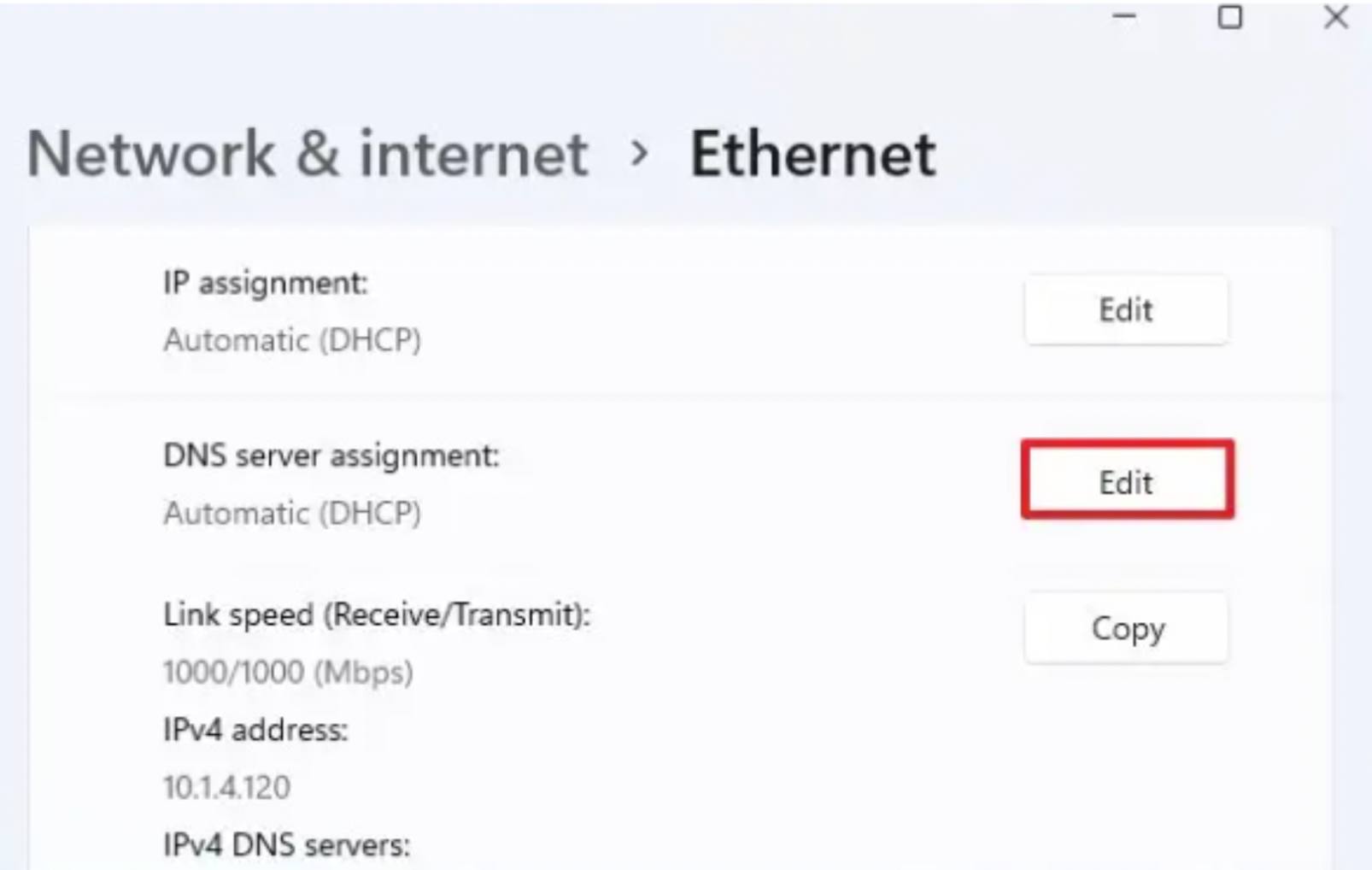 hálózati és internetbeállítások a Windows 11 rendszerben a DNS-kiszolgáló hozzárendelése opció szerkesztés gombjának kiemelésével